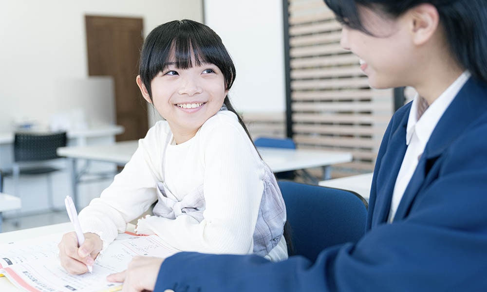 勉強する小学生
