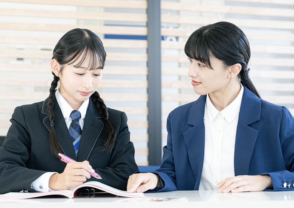勉強する高校生と先生